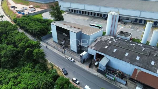 Prédio comercial para locação no Jaraguá com 1.228 m² de área construída e 5 pavimentos