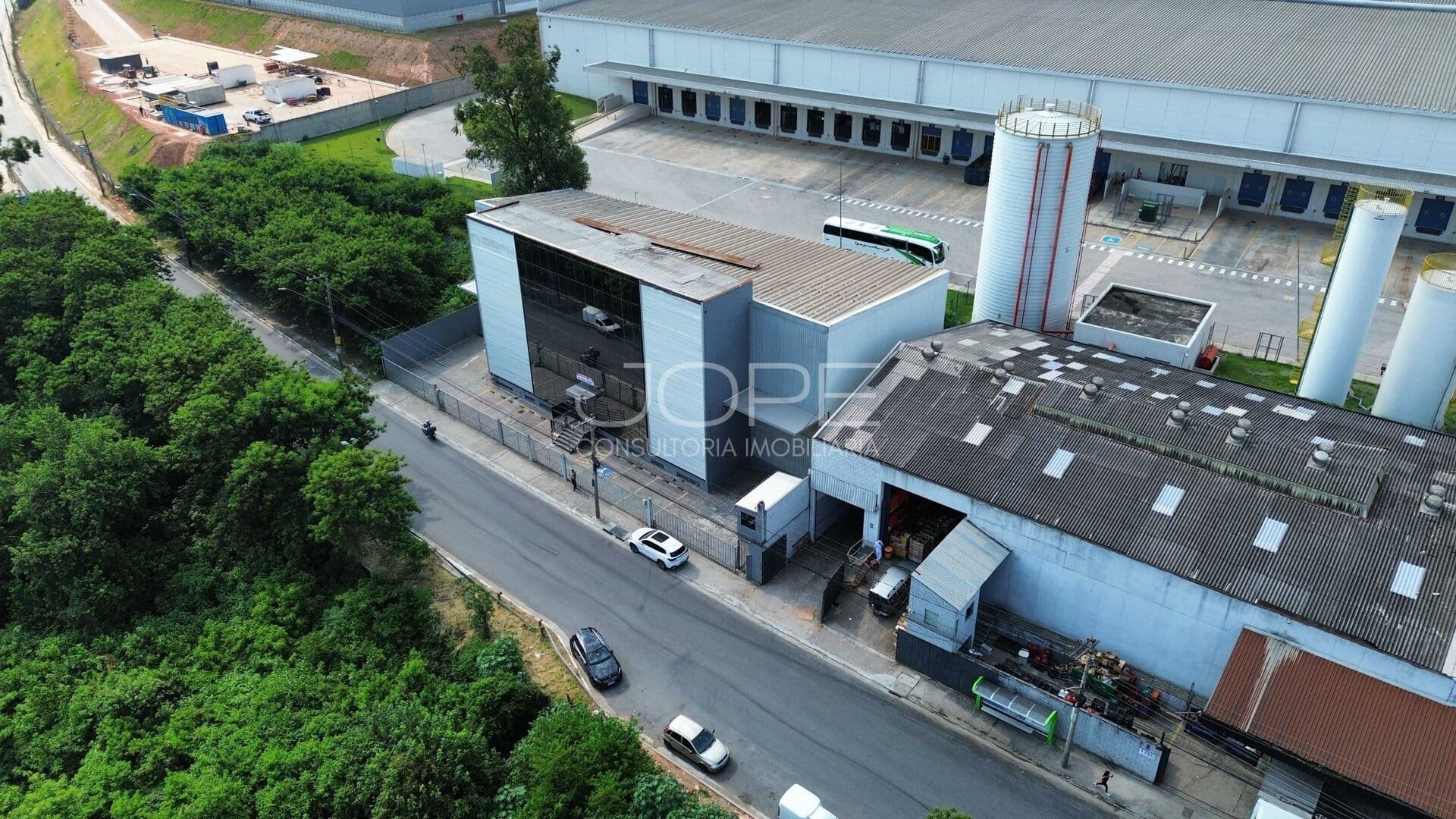 Prédio comercial para locação no Jaraguá com 1.228 m² de área construída e 5 pavimentos