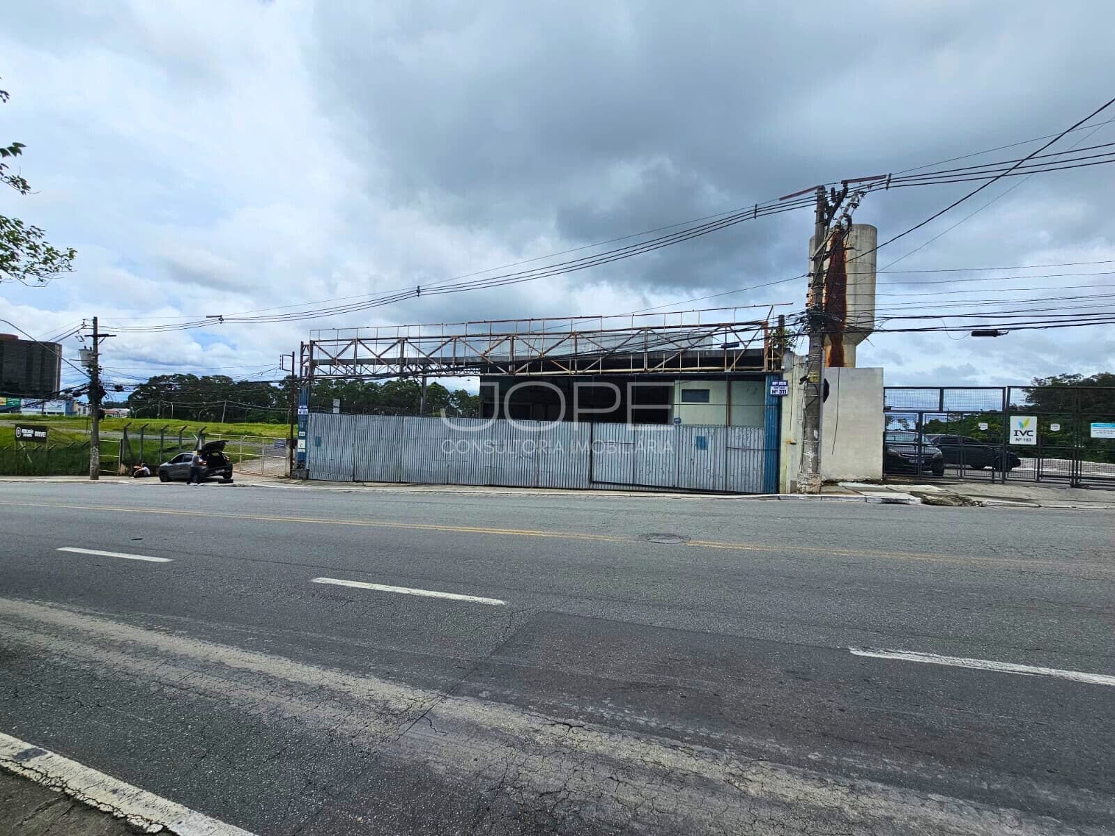 Galpão para locação em Barueri próximo à Rodovia Castello Branco com 2.499 m² de área construída e 1.800 m² de área fabril