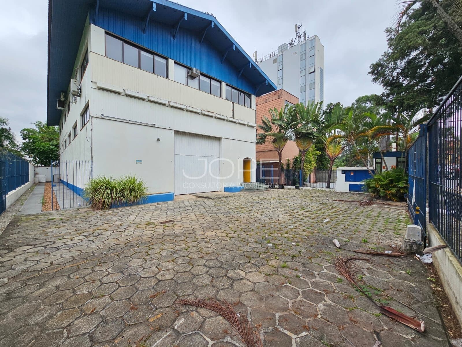 Galpão Industrial 750m² para Locação em Tamboré com Área Fabril de 400m²