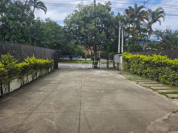 Galpão Industrial e Comercial no Tamboré – 950m² – Localização Premium na Al. Araguaia