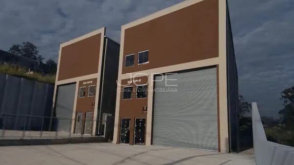 Galpão à venda em Santana de Parnaíba com doca, rampa e área administrativa premium