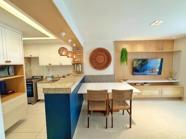 Unidade Garden finamente decorada no Tiê Residencial, em Guarajuba