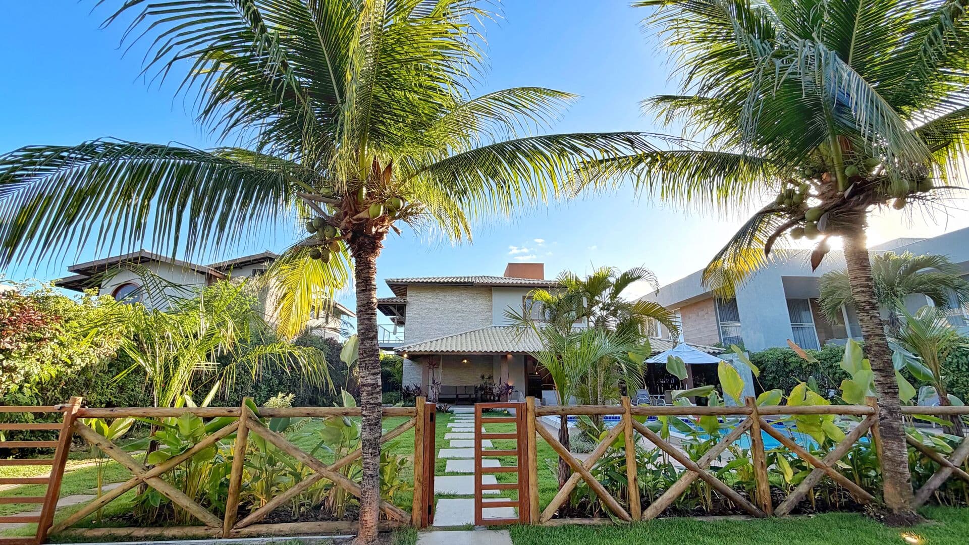 Casa de luxo à venda em Guarajuba | 6 suítes | Condomínio Paraíso do Mar | Vista mar