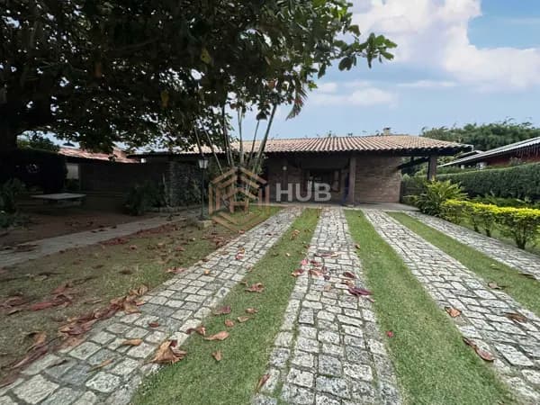Casa com 1100m² de área no Village Paineiras