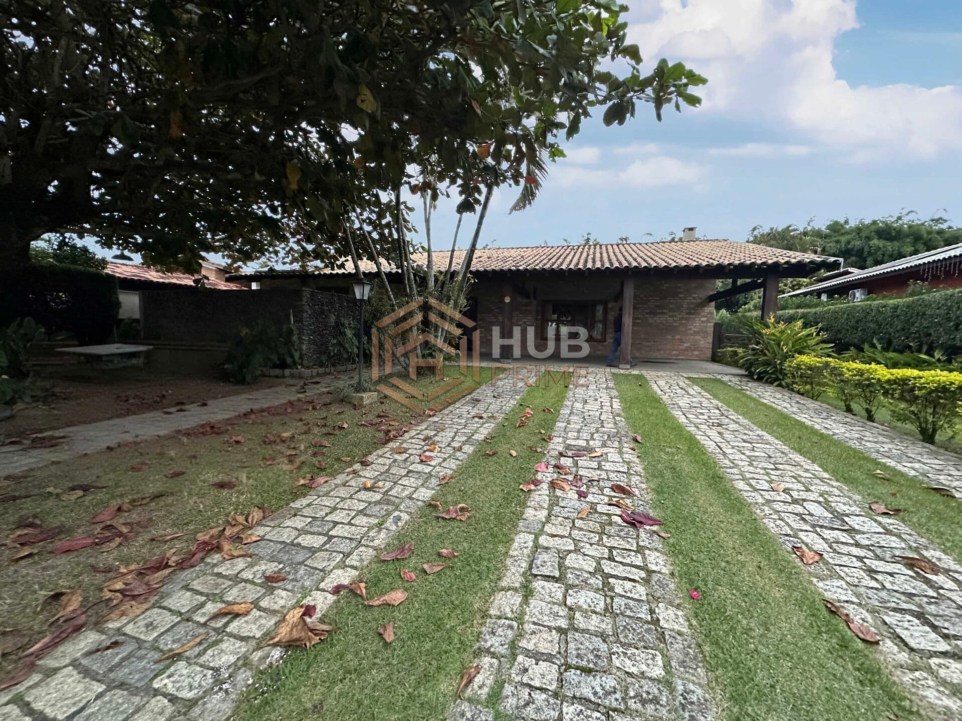 Casa com 1100m² de área no Village Paineiras