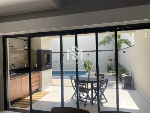 Sobrado à venda com 03 dormitórios, sauna e piscina no Condomínio Mantova em Indaiatuba/SP