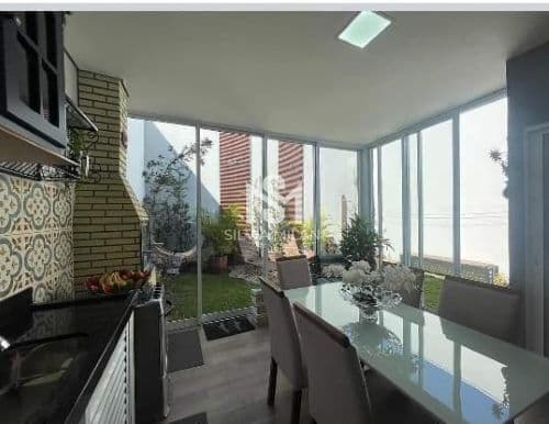 Casa com 02 dormitórios e quintal no bairro Jardim Nova Veneza -Indaiatuba/SP
