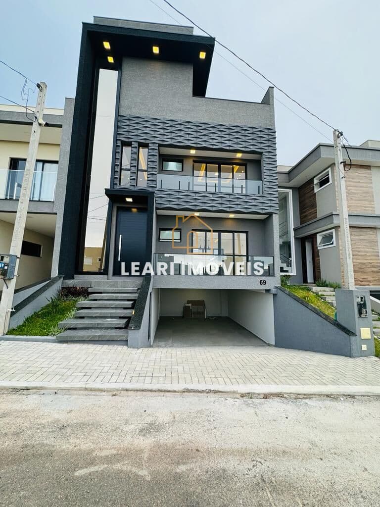 Sobrado em São José dos Pinhais - Costeira