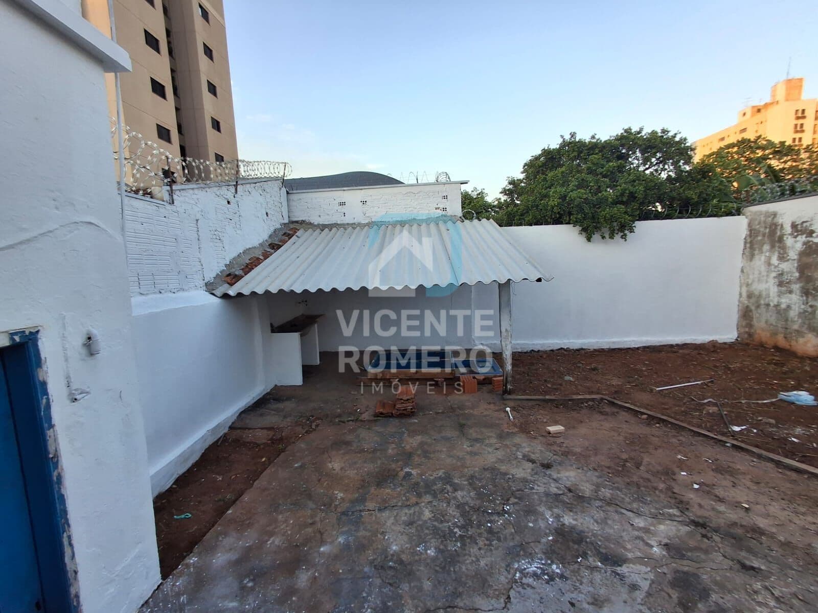 Casa Padrão Simples 2 Quartos 1 banheiro 2 vagas de garagem bom quintal forro piso e teto