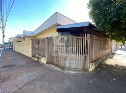 Casa De Esquina a venda Uso Misto COMERCIAL OU RESIDENCIAL ponto de muito fluxo de passagem em Avenida o dia todo vem conhecer !!