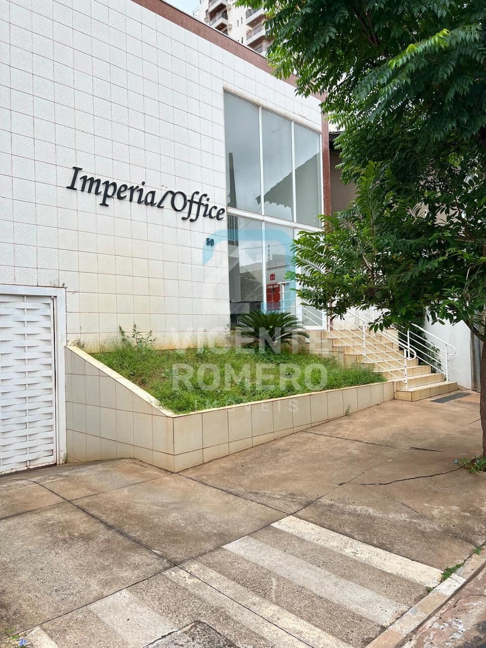 Sala comercial com recepção e banheiro. 1Vaga de garagem Venda e locação