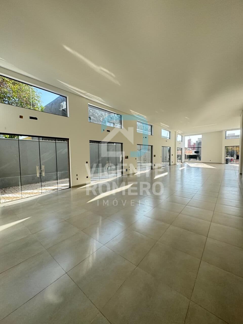 Salão Comercial Para Locação 223M² 4 Banheiros 10 Vagas De Garagem , Pé Direito Alto