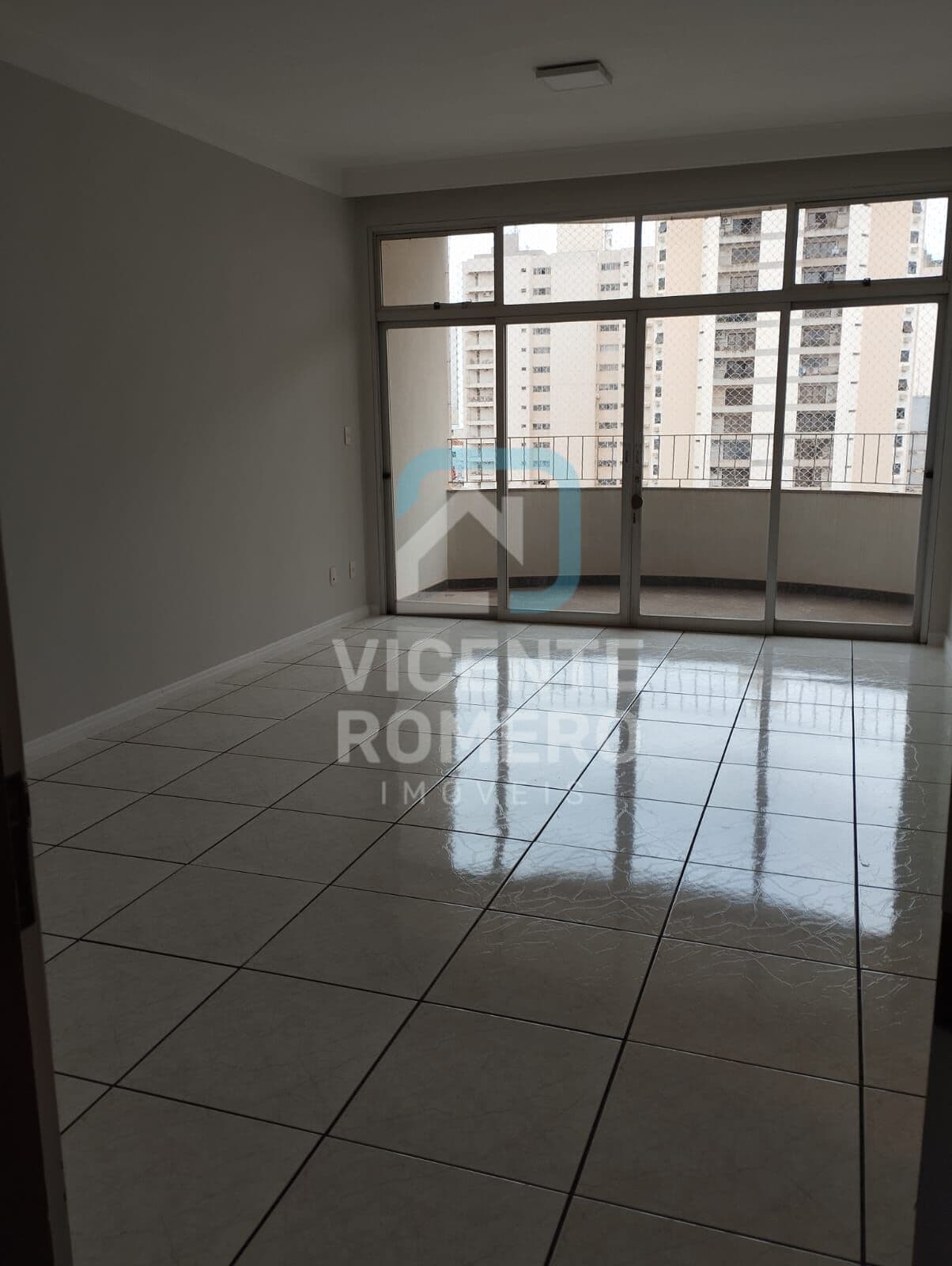 Excelente Apartamento a Venda e Locação 3 Quartos sendo 1 Suíte 4 Banheiros 1 Vaga de garagem No Centro