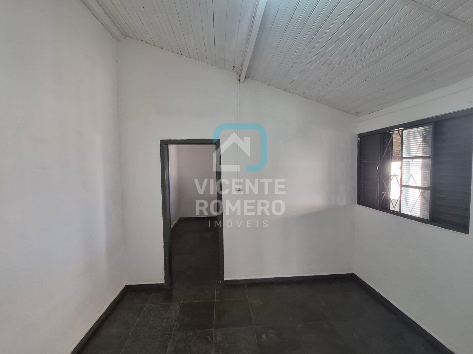 Casa Padrão De Rua SemTaxa De Condomínio Próximo a Basílica 1 Quarto 1 Cozinha 1 Banheiro 1 Sala 1 Vaga De Garagem