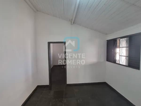 Casa Padrão De Rua SemTaxa De Condomínio Próximo a Basílica 1 Quarto 1 Cozinha 1 Banheiro 1 Sala 1 Vaga De Garagem