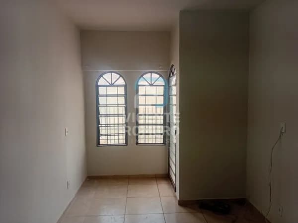 Casa Padrão De Rua Sem Vaga De Garagem 2 quartos com armários 1 banheiro + copa + cozinha + lavenderia + pequeno quintal e despensa