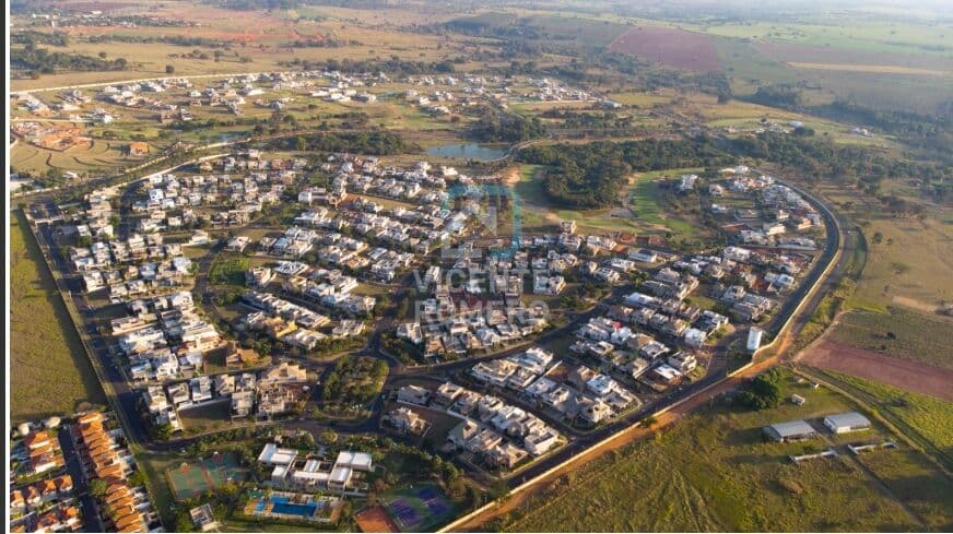 Vende-se casa no condomínio Quinta do Golfe Bairro Jardins.