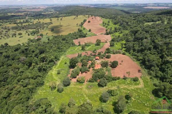 🏡🌳 Chácara em Piracanjuba: 5.75 Alqueires, Casa com Varanda, Ribeirão nos Fundos! 🌳🏡