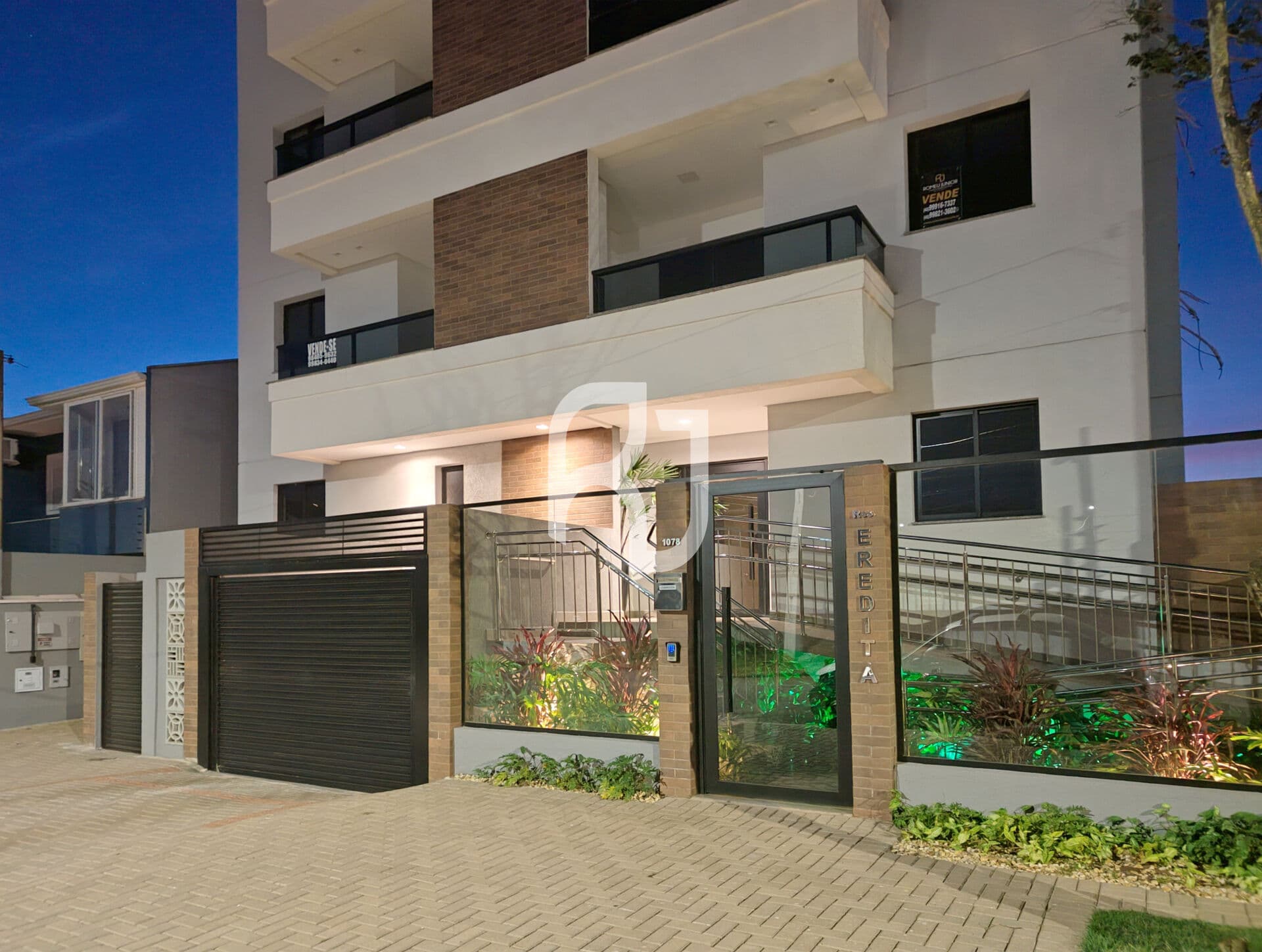 Apartamento semimobiliado à venda no Country