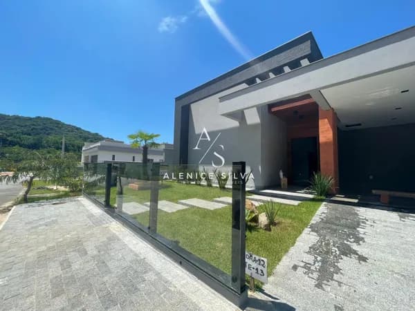 LINDA CASA COM 3 DORMITÓRIOS SENDO 1 SUÍTE NO CONDOMINIO VISTA DA PEDRA - SÃO JOSÉ