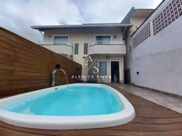 Sobrado excelente com piscina, conta com 02 dormitórios sendo um suíte