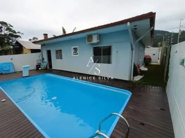 Casa 03 Dormitórios com pscina no Bairro Fundos - Biguaçu