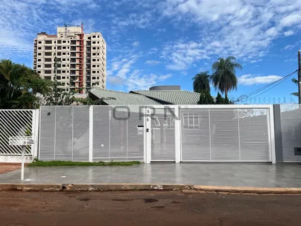 Casa térrea com amplo terreno a uma quadra da Praça do Peixe