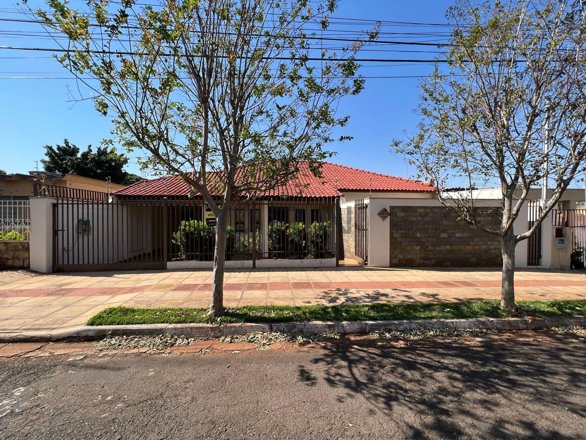 Casa com 2 suítes e dormitório, excelente localização.