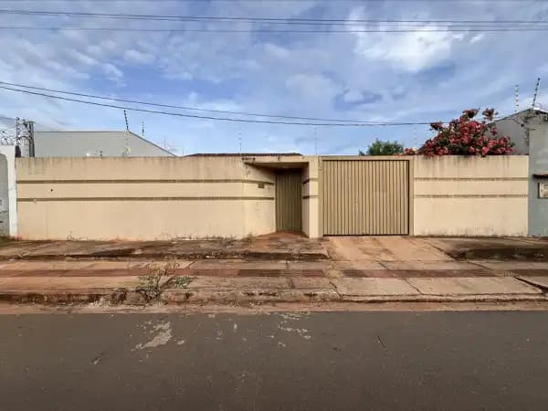 Casa com excelente espaços internos e externos.