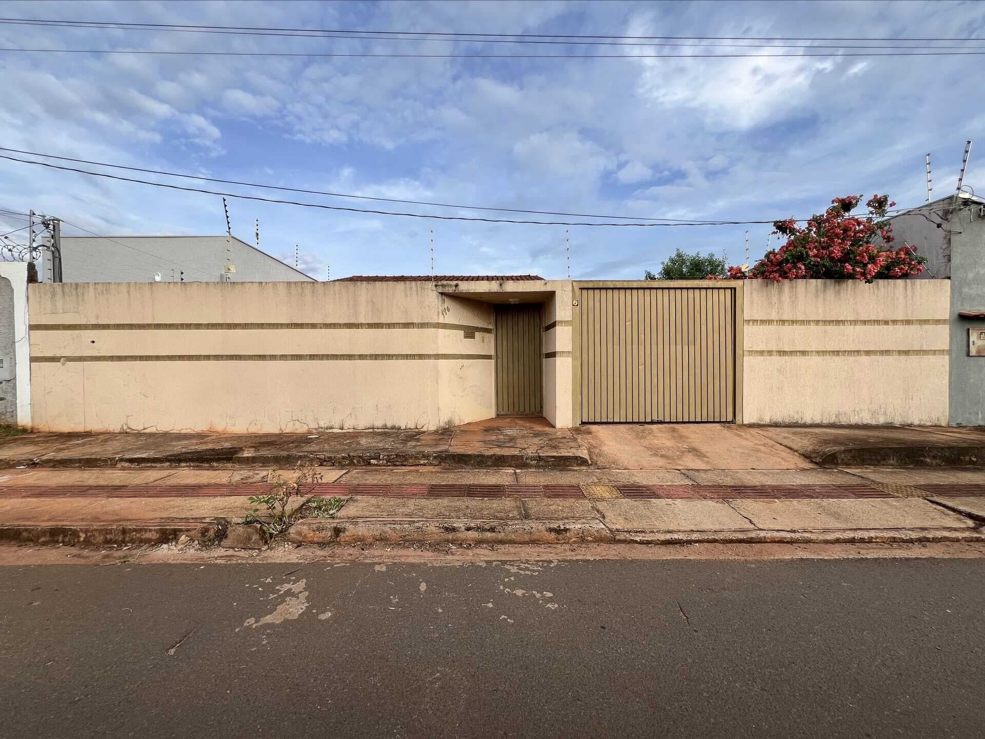Casa com excelente espaços internos e externos.