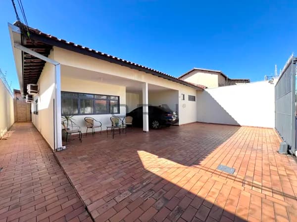 Casa com excelente a localização, próximo da Av. Zahran