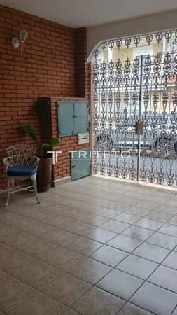 Casa espaçosa com 3 dormitórios, 3 banheiros e área gourmet completa.