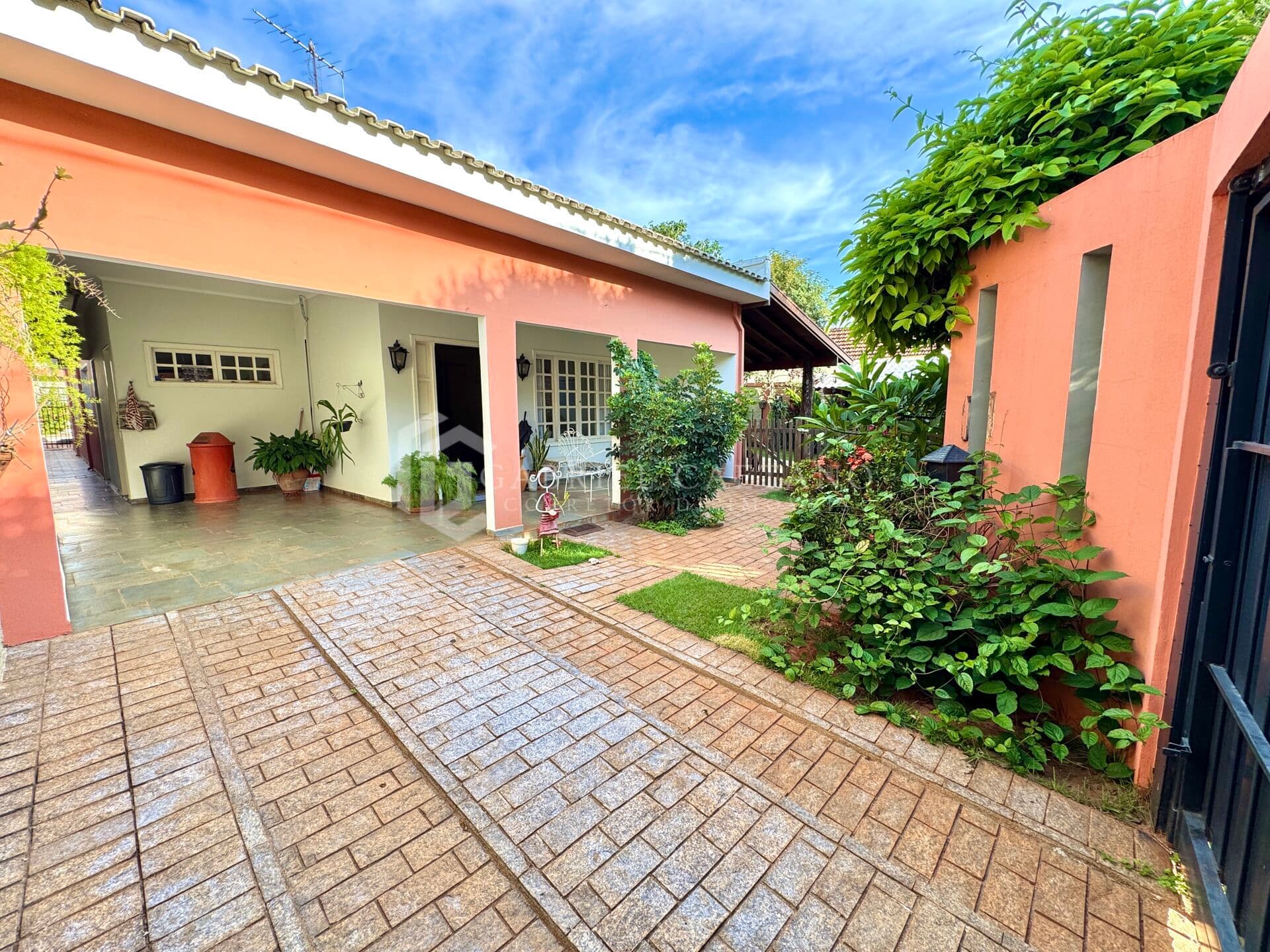 Casa à Venda no Centro de Guararapes/SP