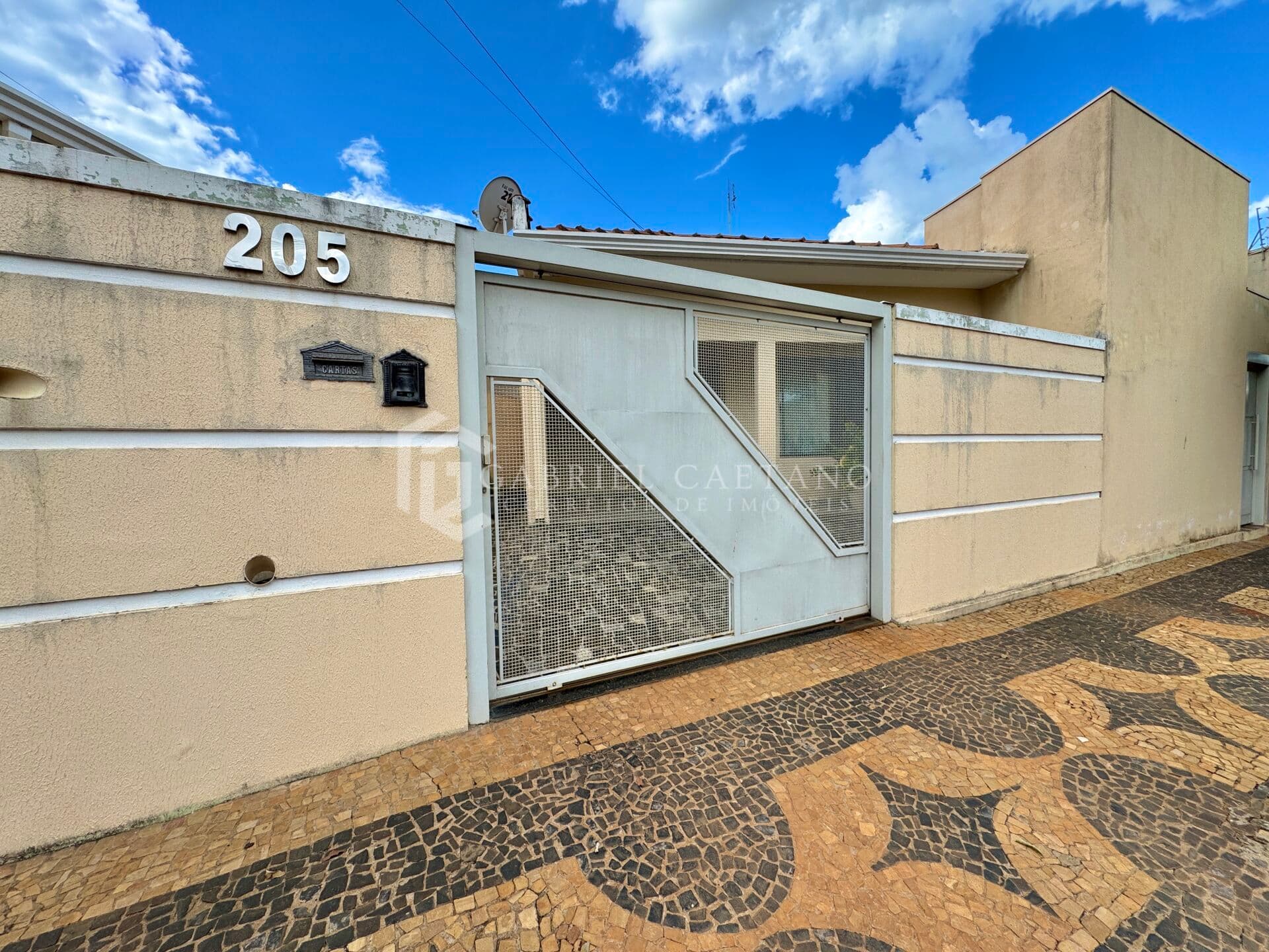 Casa à Venda em Guararapes/SP - Bairro Centro