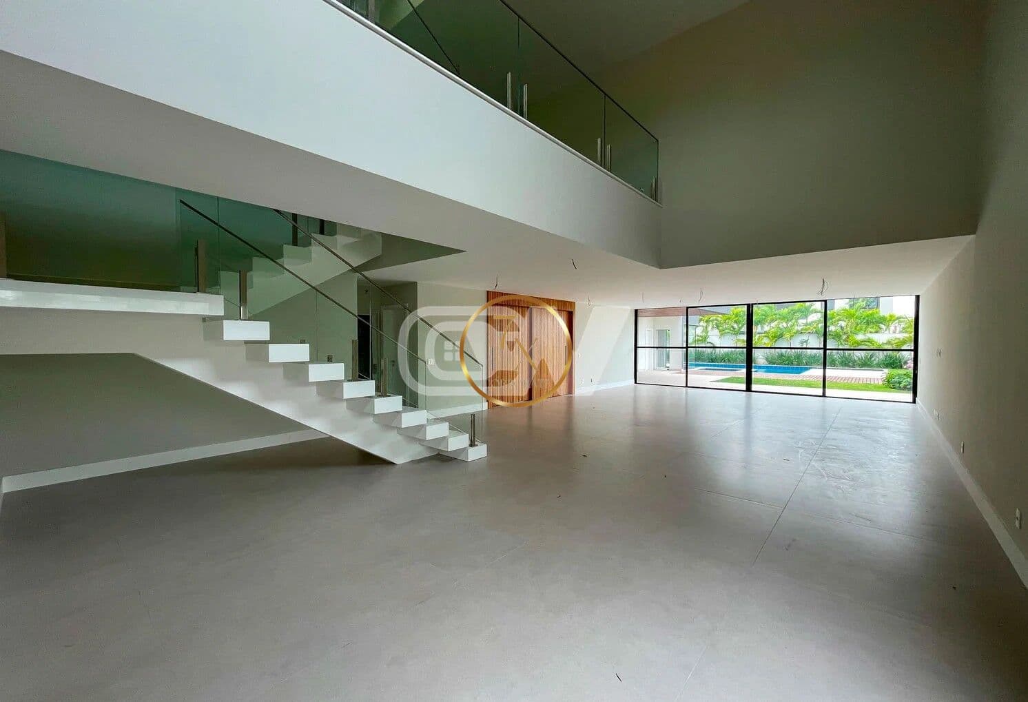 CASA TRIPLEX ESTILO CONTEMPORÂNEO, COM 5 SUÍTES, ELEVADOR, À VENDA NO CONDOMÍNIO ALPHAVILLE NA BARRA DA TIJUCA COM CLUBE PRIVATIVO E SEGURANÇA 24 HORAS.