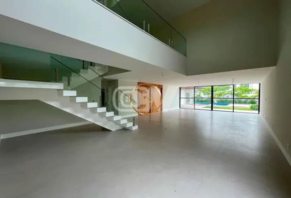 CASA TRIPLEX ESTILO CONTEMPORÂNEO, COM 5 SUÍTES, ELEVADOR, À VENDA NO CONDOMÍNIO ALPHAVILLE NA BARRA DA TIJUCA COM CLUBE PRIVATIVO E SEGURANÇA 24 HORAS.