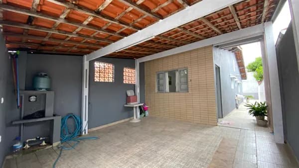 Casa em bairro residencial próximo a comércio à venda em Itanhaém/SP.