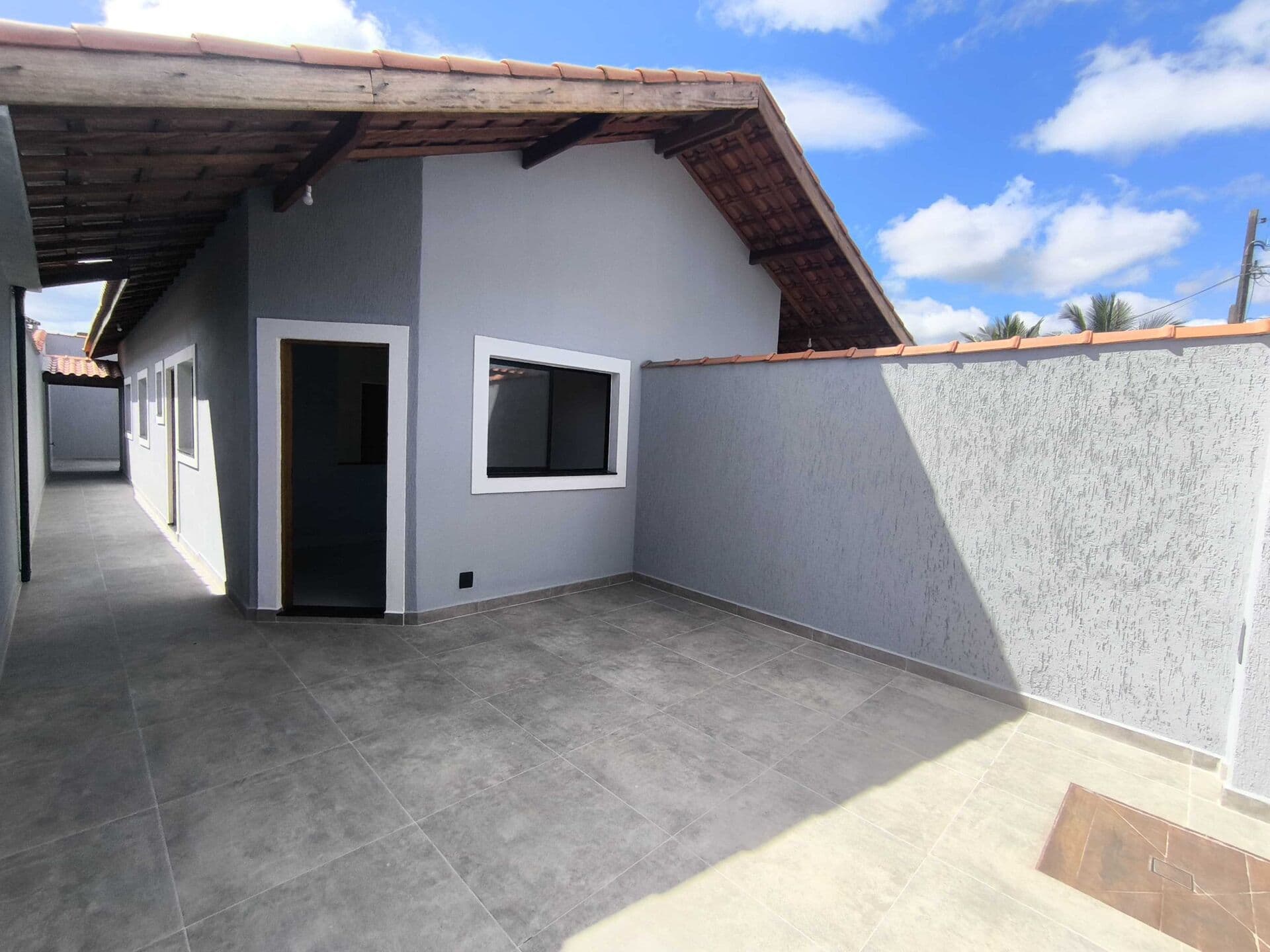 Imóvel com churrasqueira em bairro residencial à venda em Itanhaém/SP.