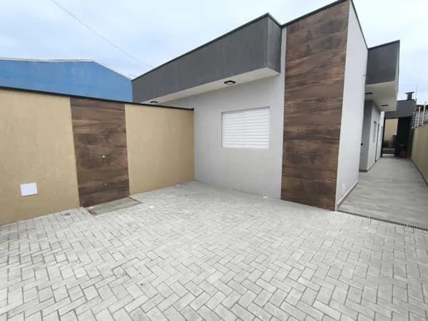 Casa com piscina, lado praia à 1100 metros do mar à venda em Itanhaém/SP.