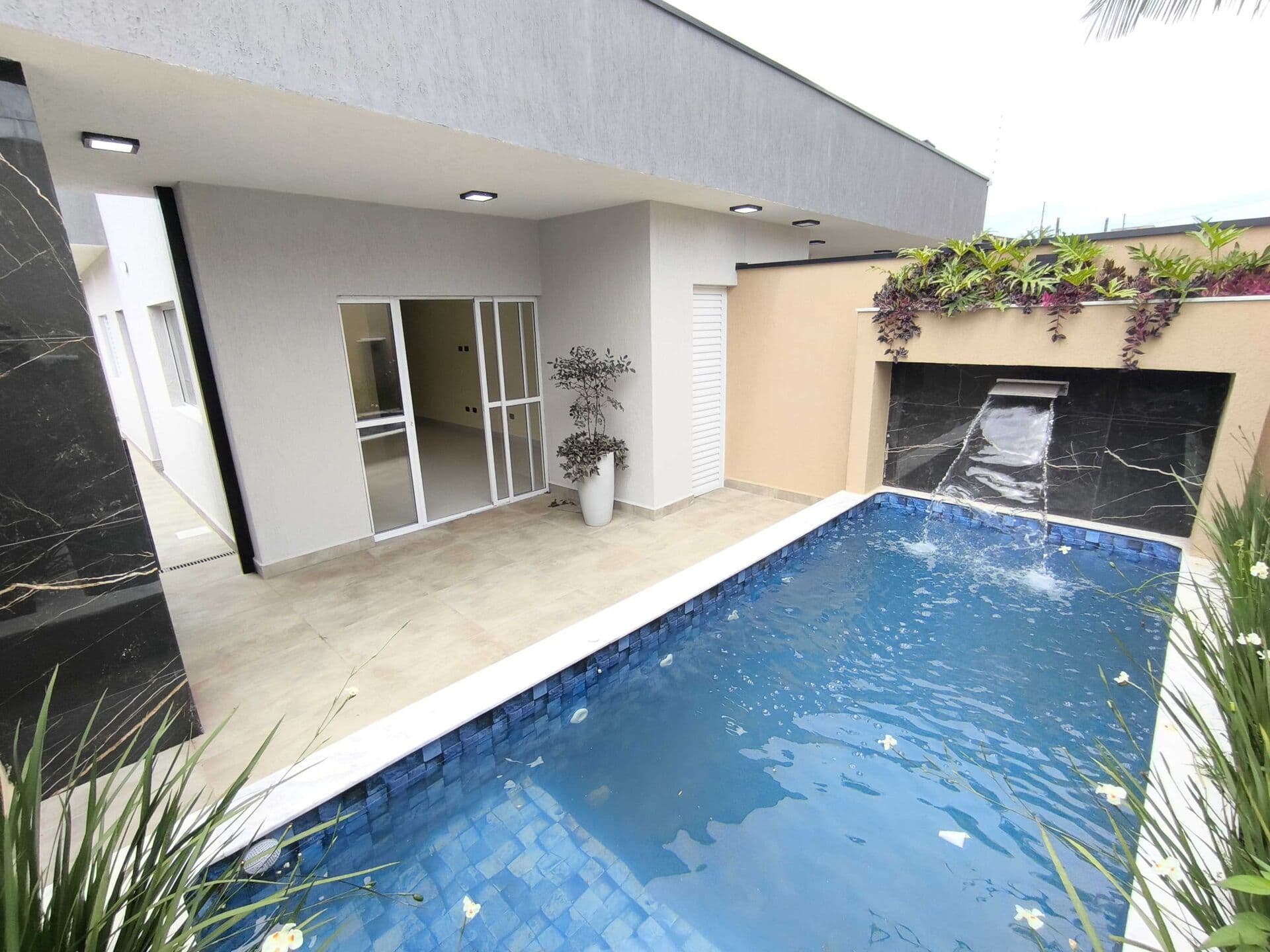 Casa com piscina, lado praia à 1100 metros do mar à venda em Itanhaém/SP.