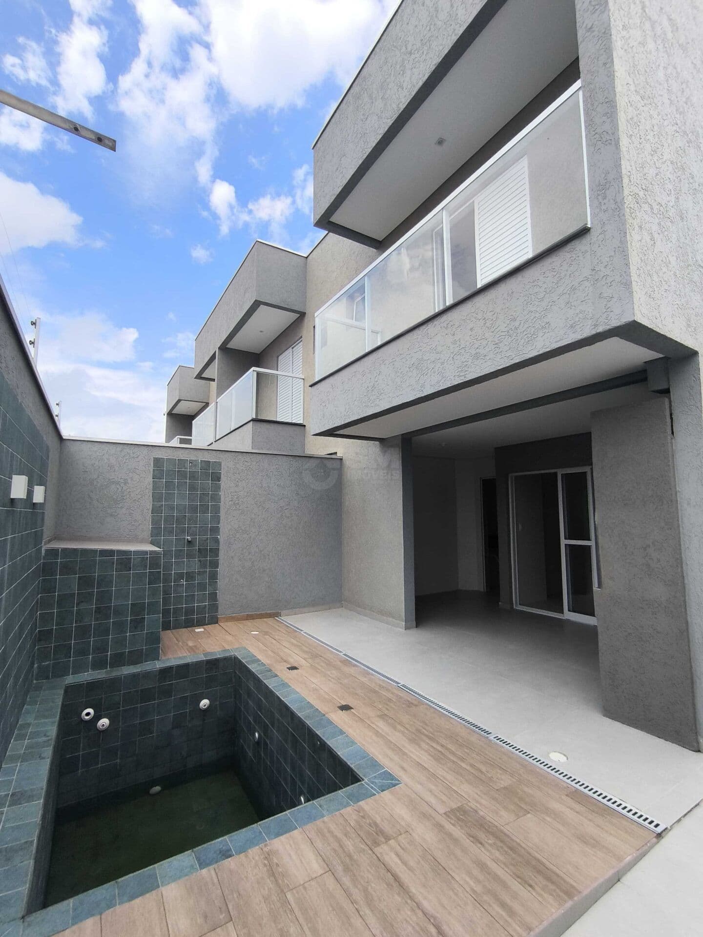 Sobrado em condomínio com 03 dormitórios com entrada de garagem rua lateral à venda em Itanhaém/SP.