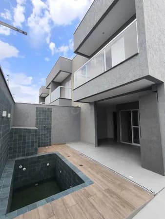 Sobrado em condomínio com 03 dormitórios com entrada de garagem rua lateral à venda em Itanhaém/SP.