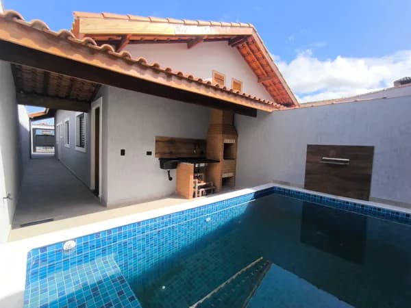 Imóvel com piscina e churrasqueira em bairro residencial à venda em Itanhaém/SP.