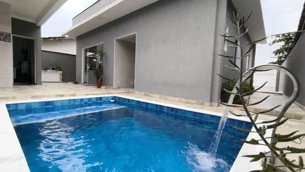 Casa em lote inteiro confortável e espaçosa próximo á 50 metros do mar à venda em Itanhaém/SP.
