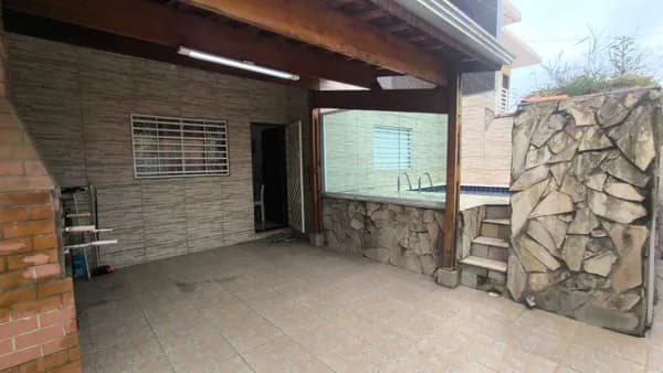 Casas sobreposta com piscina à venda em Itanhaém/SP.