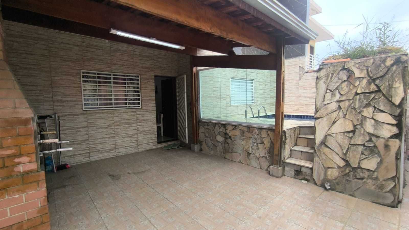 Casas sobreposta com piscina à venda em Itanhaém/SP.