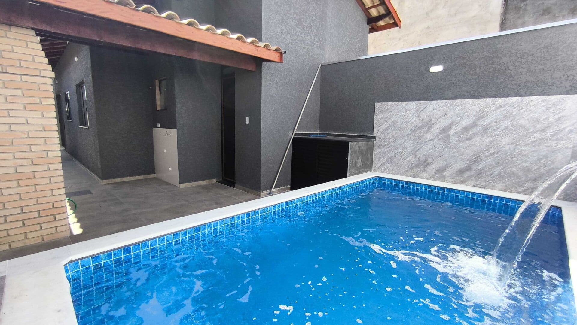Casa lado praia com piscina à 500 metros do mar à venda em Itanhaém/SP.