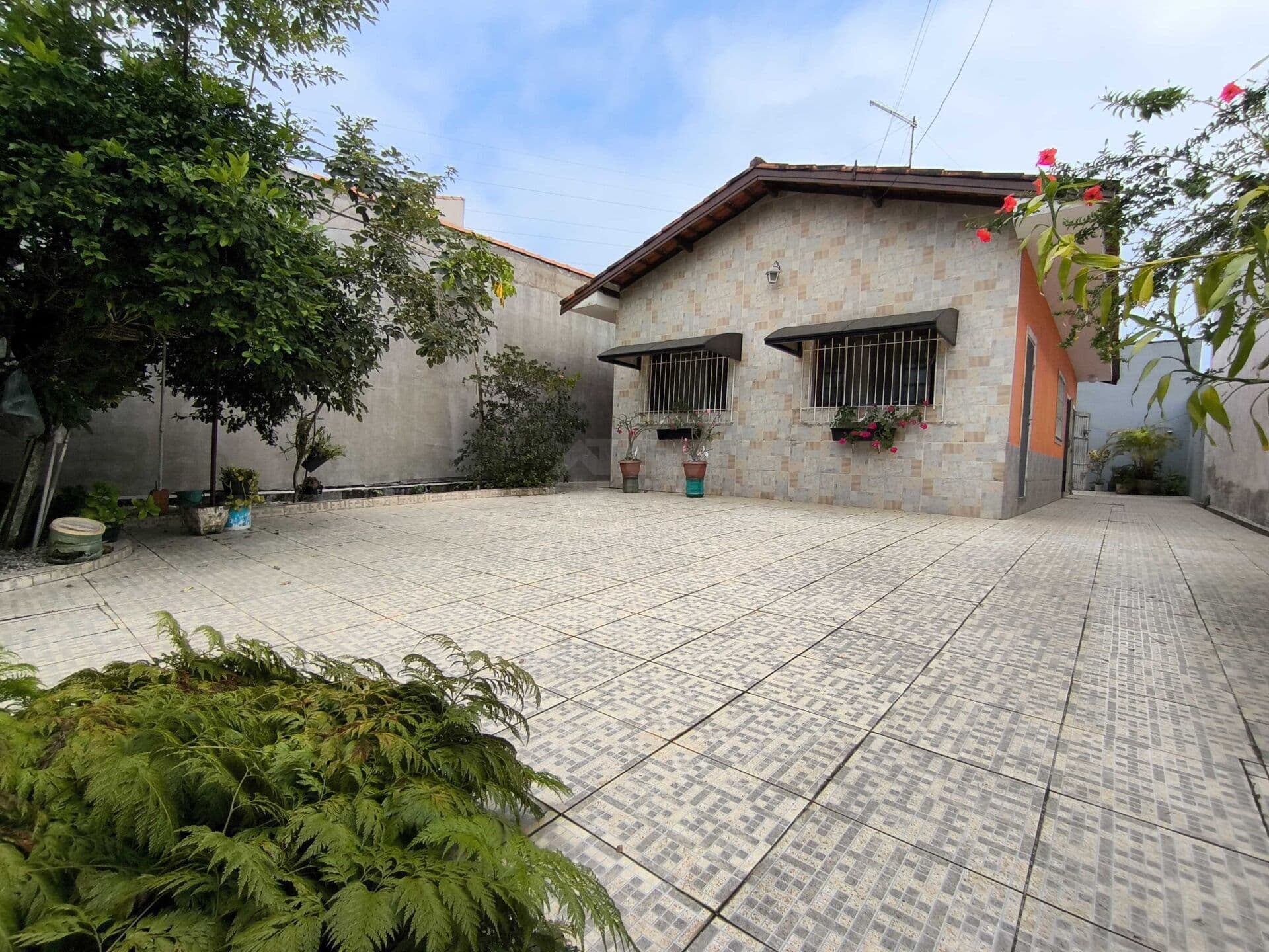 Casa com quintal espaçoso em bairro residencial à 370 metros do mar à venda em Mongaguá/SP