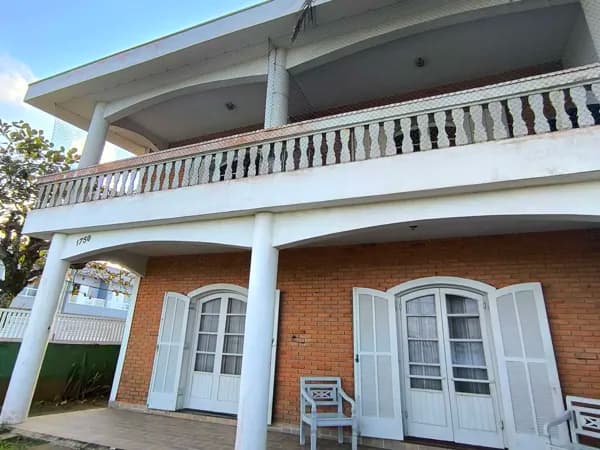 Frente ao mar! Sobrado amplo com 5 dormitórios - Ideal para viver ou investir à venda em Itanhaém/SP.